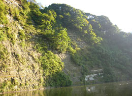 亀山湖の絶壁
