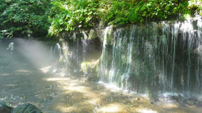 日差しで美しい白糸の滝