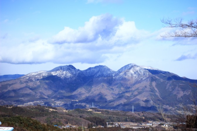 伊香保温泉のバスターミナルからみた山景色